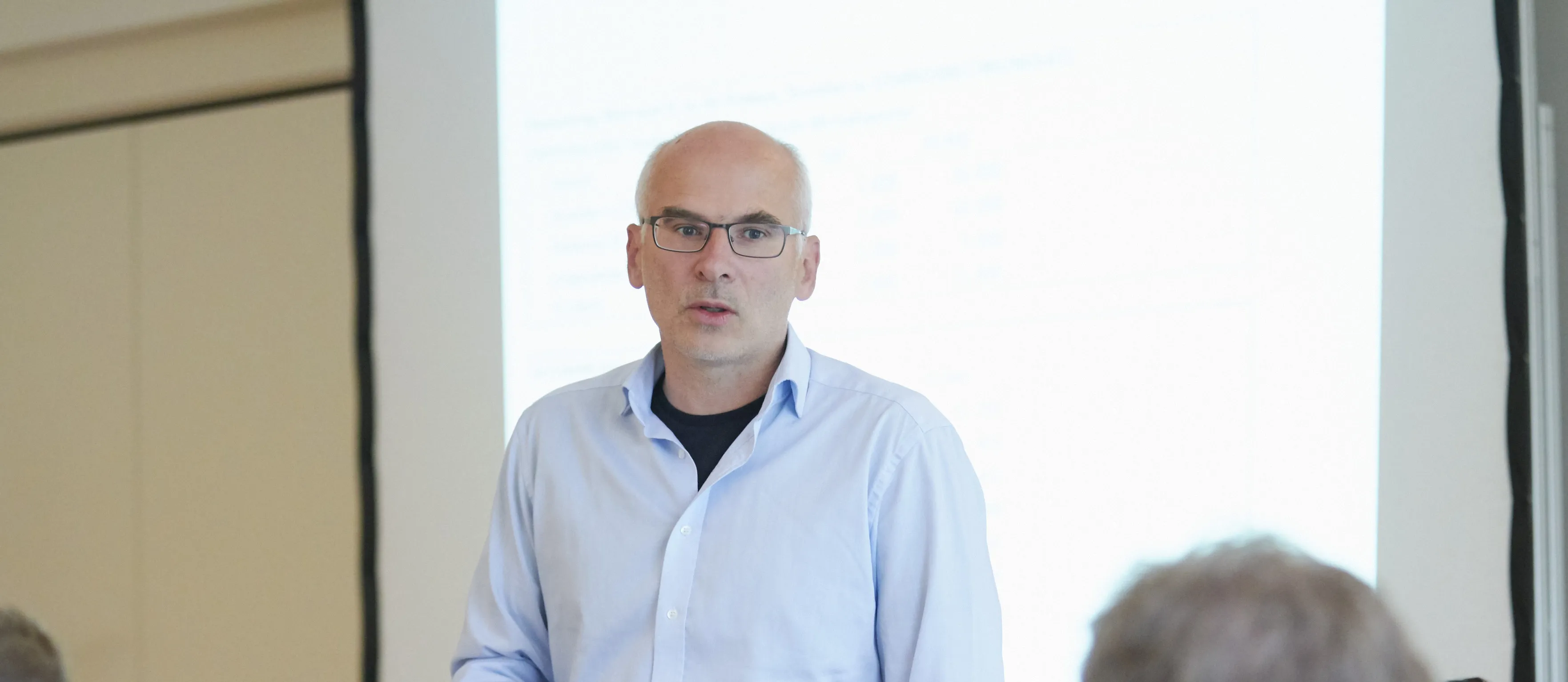 Foto von einem Mann, der eine Präsentation hält.