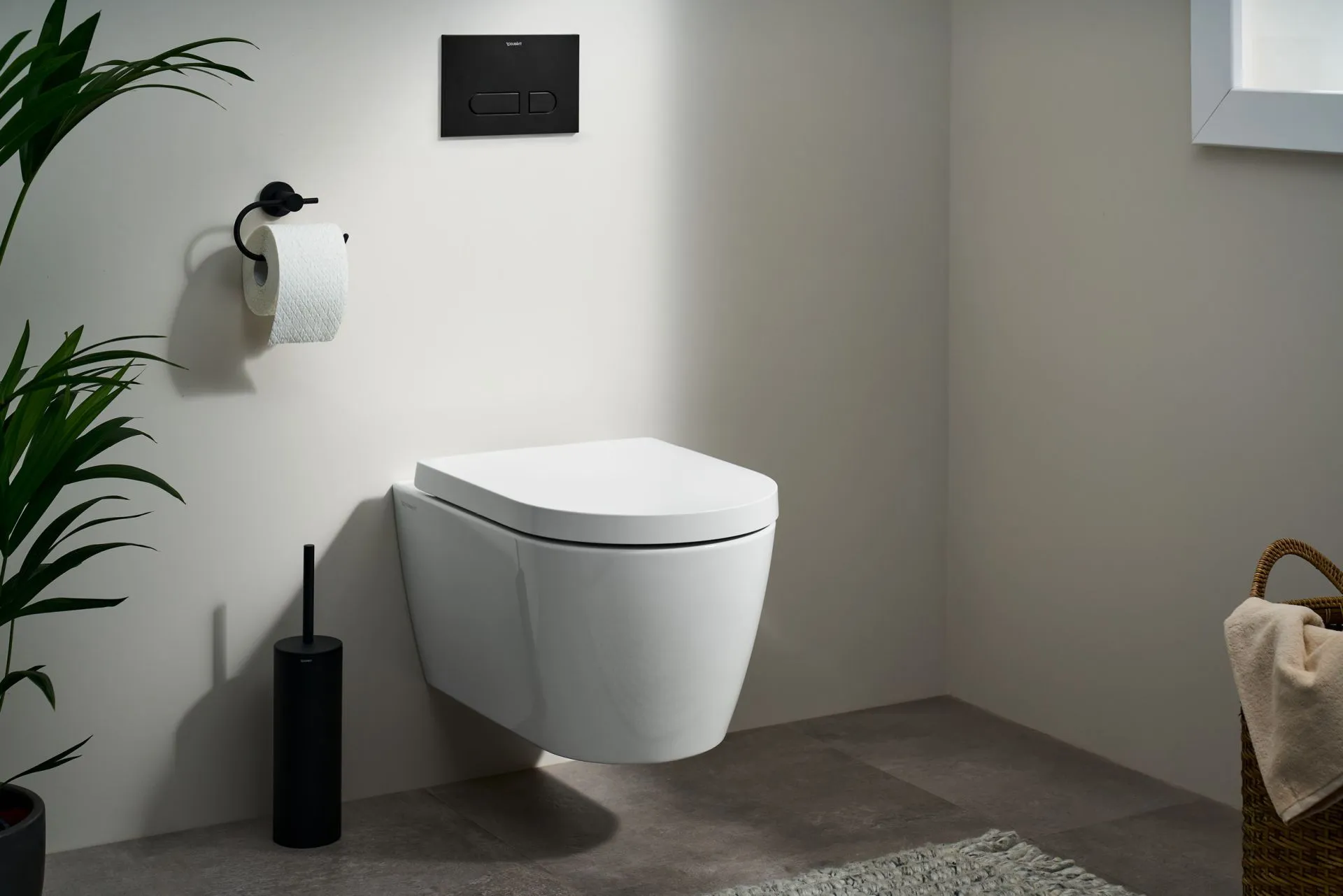 Ein modernes, wandhängendes WC von Duravit ist in einem hellen Badezimmer mit minimalistischer Einrichtung montiert.