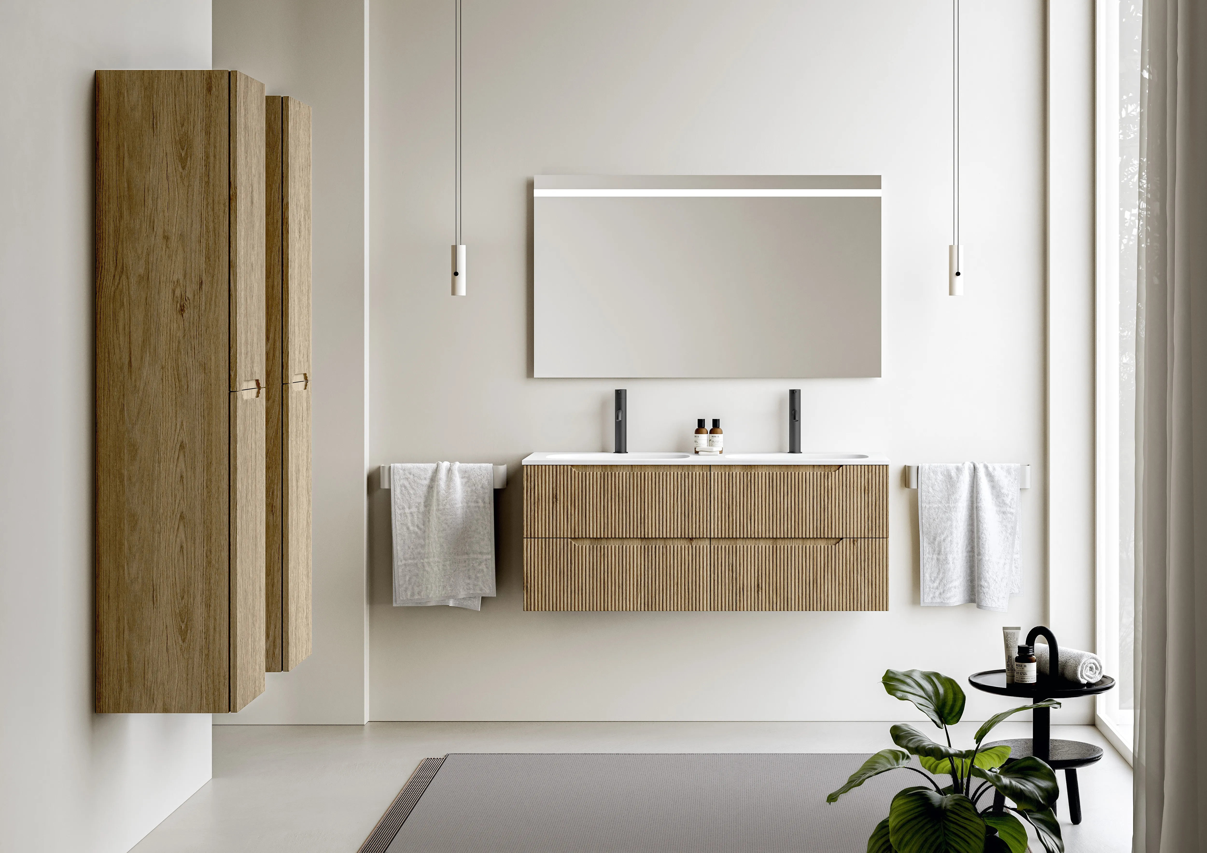 Modernes Stocco Badmöbel mit geriffelter Eichenfront, Doppelwaschtisch und schwarzer Armatur unter großem Spiegel.