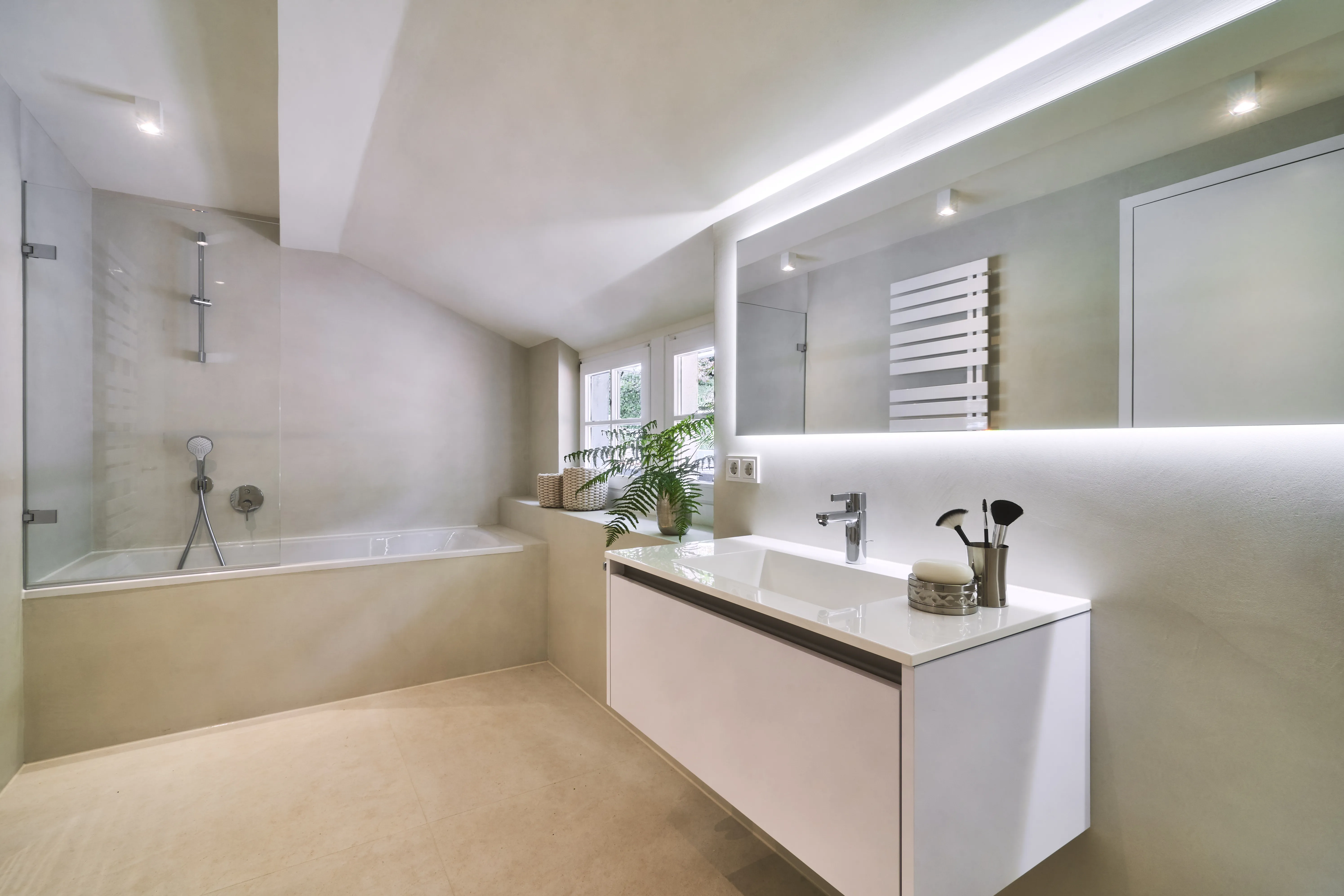 Modernes Dachgeschossbad mit Doppelwaschbecken, Badewanne und bodengleicher Dusche.
