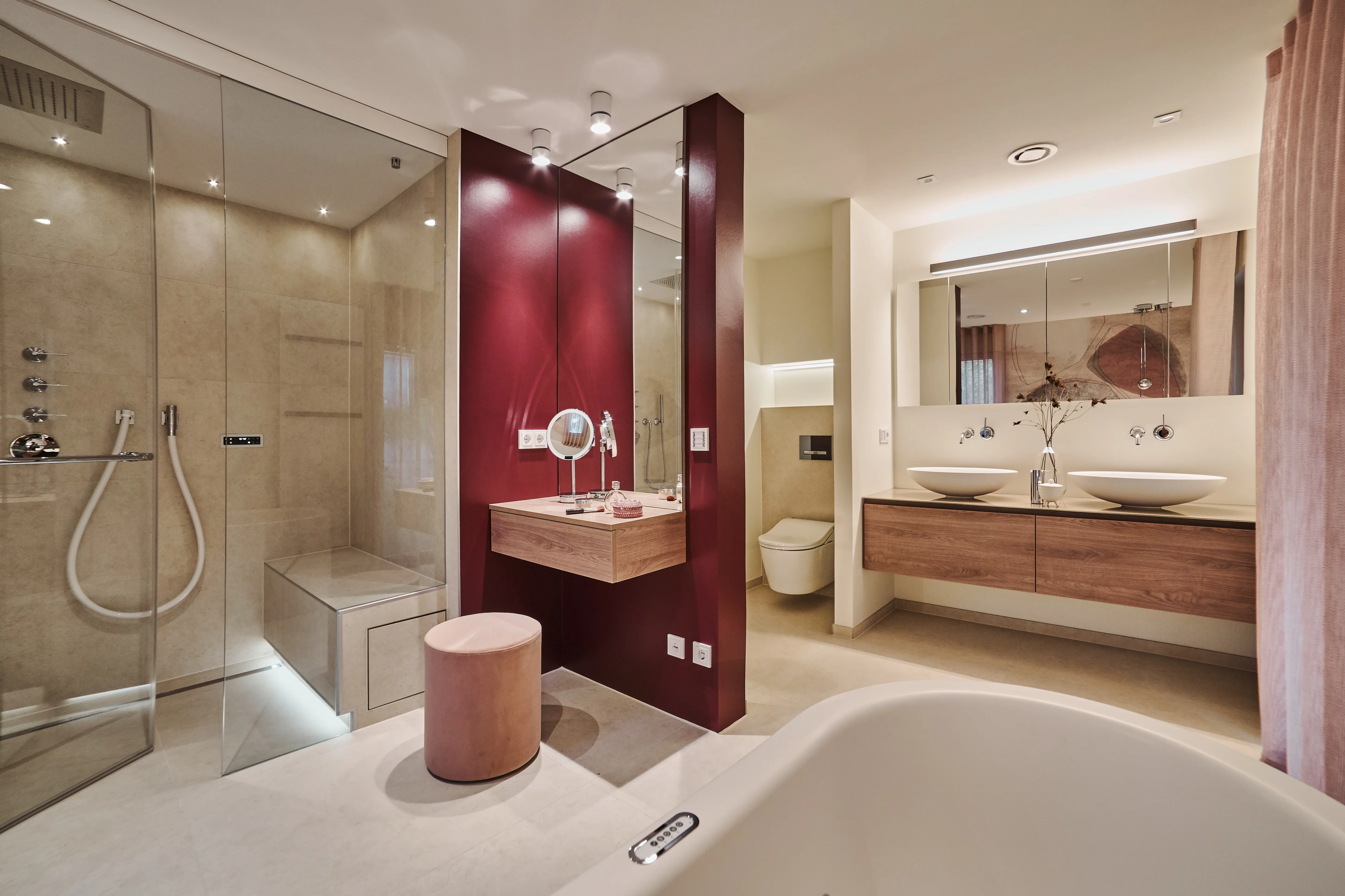 Modernes Designerbad mit Doppelwaschtisch, Badewanne und bodengleicher Regendusche.