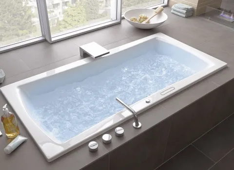 Acryl-Whirlwanne eingebaut am Fenster von Mauersberger