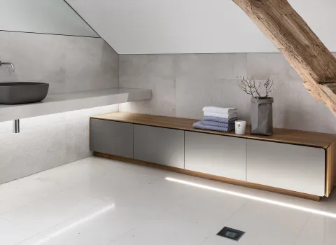 Helles Badezimmer mit Holzbalken.