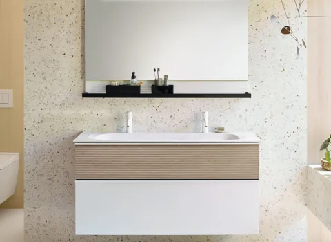 Wandhängender Waschtisch der burgbad Fiumo Serie mit einer Kombination aus weißer und holzstrukturierter Oberfläche.