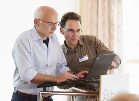 Zwei männliche Teilnehmer eines Workshops von bad & heizung zum Thema Marketing.