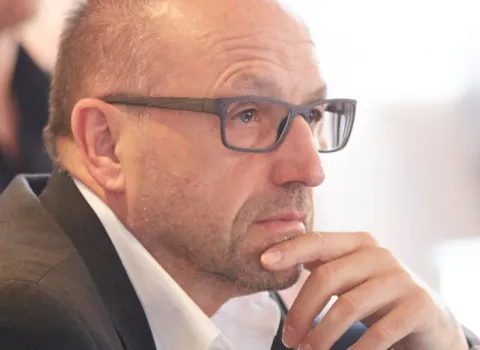 Männlicher Teilnehmer eines Workshops von bad & heizung zum Thema Strategie.