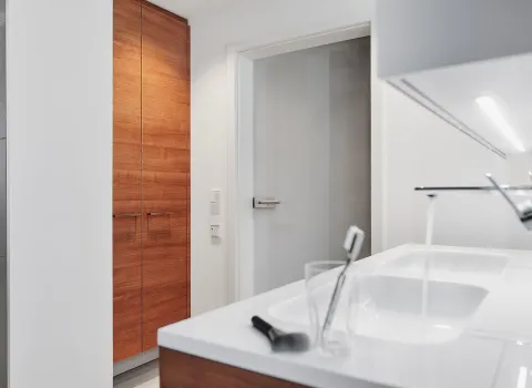 Dachschraegenbad Hochschrank