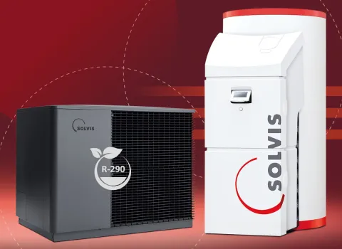 Wärmepumpe SolvisLea Pro mit R290 Symbol und Pufferspeicher SolvisMax vor rotem Hintergrund. 