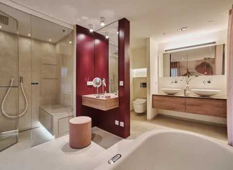 Modernes Designerbad mit Doppelwaschtisch, Badewanne und bodengleicher Regendusche.