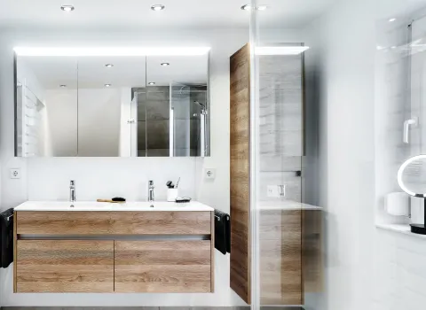 Modernes Badezimmer mit Doppelwaschtisch in Holzoptik und beleuchtetem Spiegelschrank.