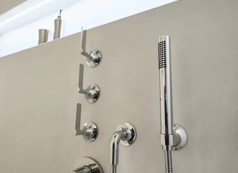 Hochwertige Duscharmatur mit Handbrause und Unterputzinstallation in einem modernen Badezimmer.