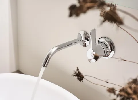 Modernes Gästebad mit rundem Aufsatzwaschbecken und eleganter Wandarmatur.