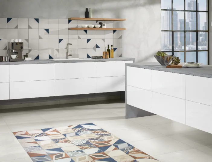 Die Küchenfliesen "Century Unlimited" von Villeroy und Boch in einer offenen Küche.