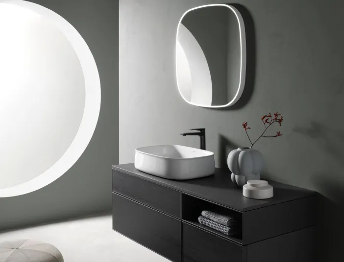 Premium Badezimmer der Serie Zencha von Duravit in schwarz-weißen Farbtoenen und runden Formen.