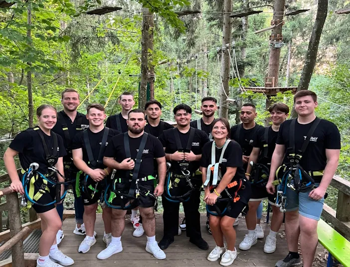 Eine Gruppe von Azubis der Firma Wolf bei einem Kletterparkour