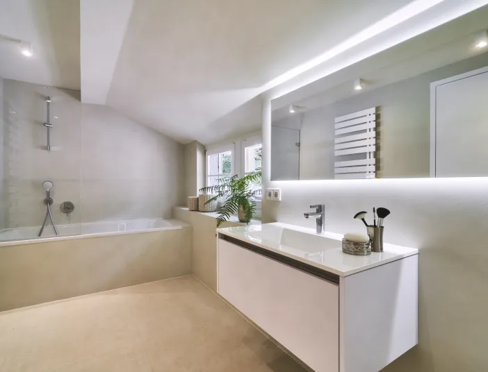 Modernes Dachgeschossbad mit Doppelwaschbecken, Badewanne und bodengleicher Dusche.