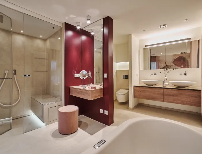 Modernes Designerbad mit Doppelwaschtisch, Badewanne und bodengleicher Regendusche.