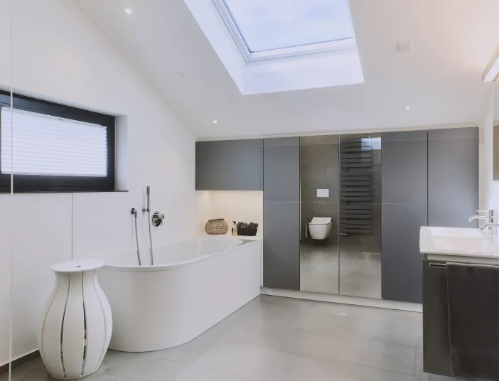 Modernes Familienbad mit Badewanne, Doppelwaschtisch und viel Stauraum.