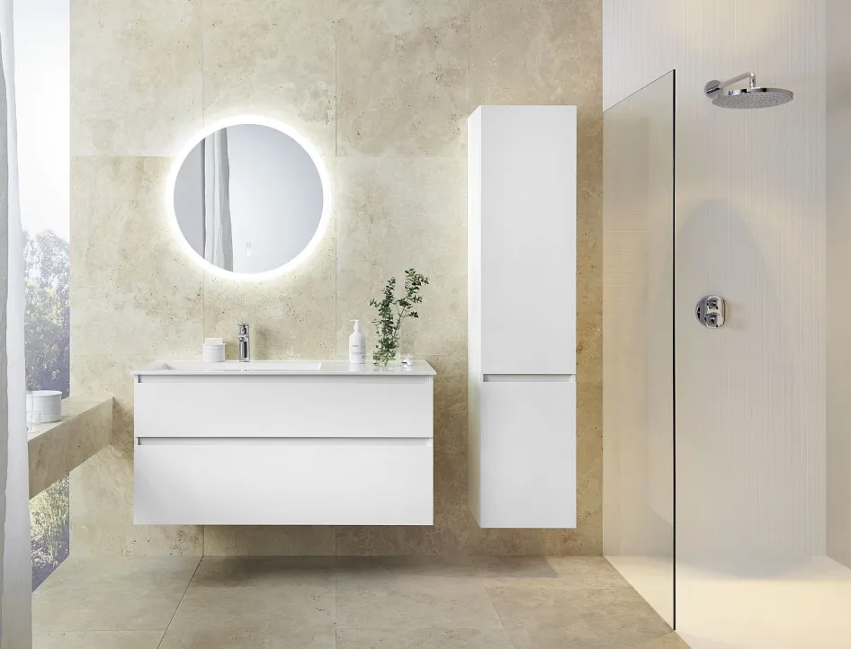 Badezimmer mit weißem Waschtisch, kreisrundem Spiegel und Hochschrank der Kollektion Lin20 von burgbad