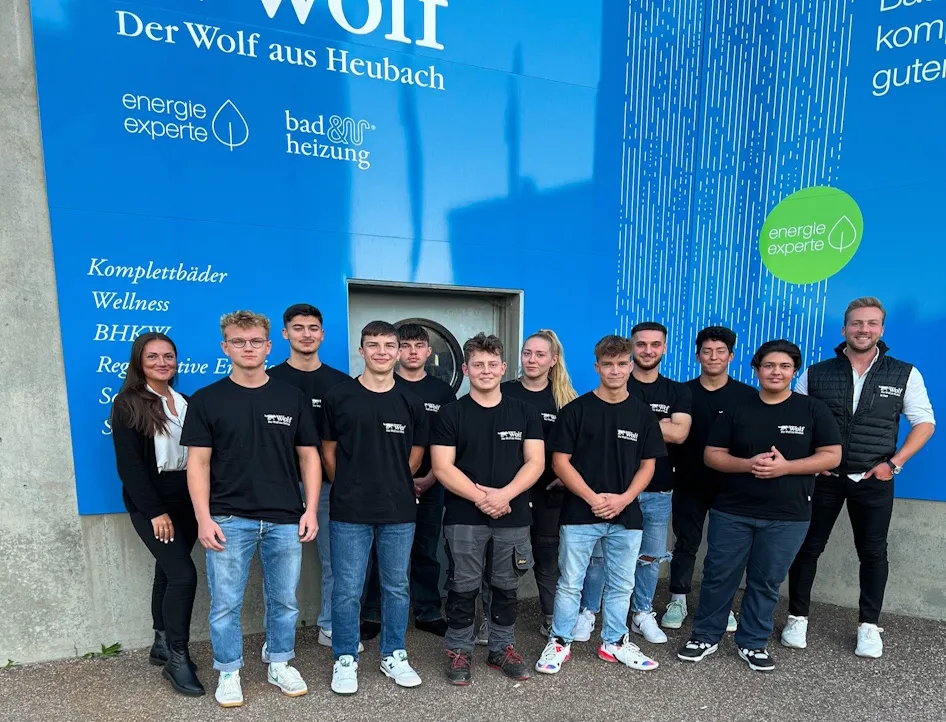 EIne Gruppe von Azubis mit dem Geschäftsführer vor dem Firmengebäude